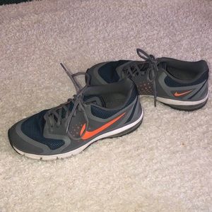 Lightly worn Nike tennis shoes. Size 8.5